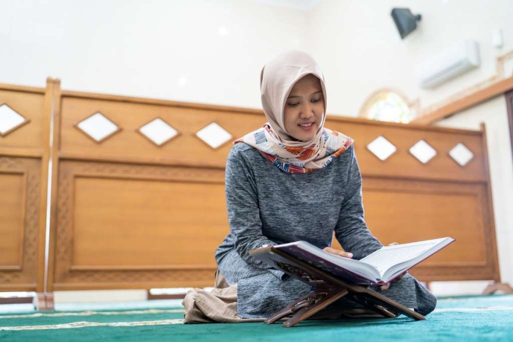 woman reading the quran to answer can a woman recite quran loudly